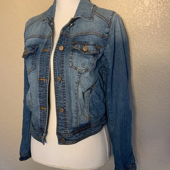 Hinge Women’s Jean Jacket - Picture 2 of 5